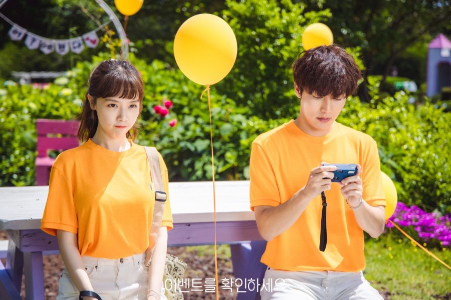 Couple shirt Bang Min Ah Kwon Hwa-Woon Drama Check Out the Event, adegan manis nonton drama Check Out the Event