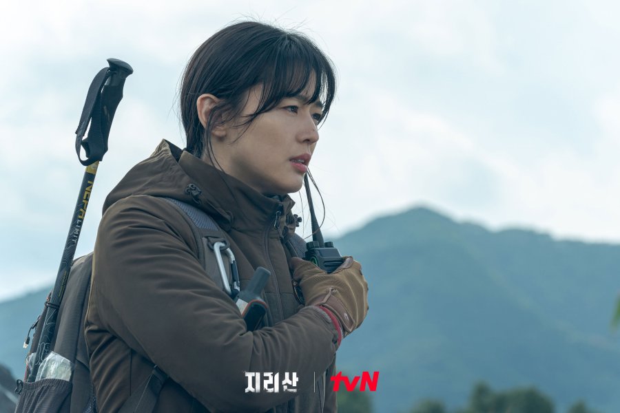 Karakter Jun Ji-Hyun sebagai Seo Yi-Gang. 
Review dan sinopsis ending drama Jirisan Jun Ji Hyun dan Joo Ji Hoon. Nonton gratis dan legal drama Jirisan di IQIYI setiap Sabtu Minggu.