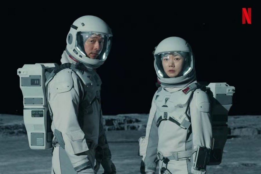 Review dan sinopsis ending drama korea The Silent Sea Netflix. Apa itu Air lunar? Bisakah air lunar menyelamatkan kekeringan di bumi? Nonton The Silent Sea dimana?