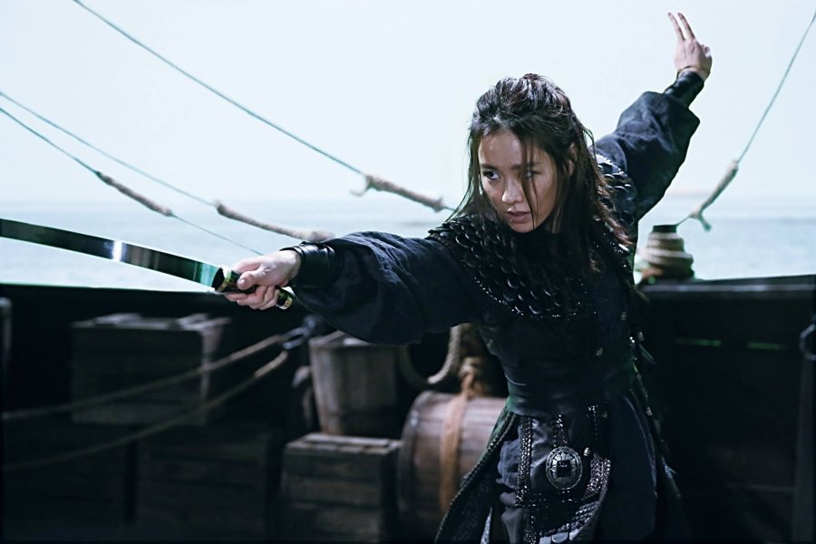 Review dan sinopsis ending Film The Pirates (2014). Pemeran: Kim Nam-Gil, Son Ye-Jin, Lee Yi-Kyung, Sulli. Cannes Film Festival 2014. Joseon Dynasty, Whale