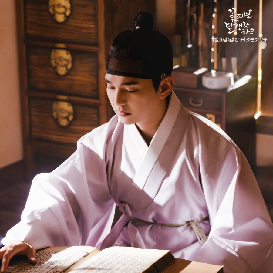 Hyeri dan Yoo Seung Ho drama Moonshine, drama sejarah Joseon
